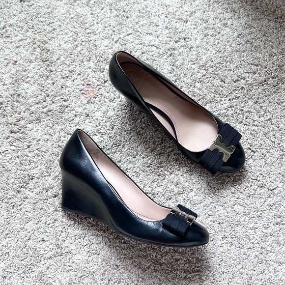Tory Burch Black Gemini Link Bow Wedge Shoes Pumps Size 7.5